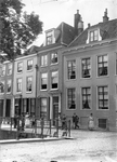 811941 Gezicht op de voorgevels van de huizen Nieuwegracht 71 (rechts)- 73 te Utrecht; rechts het huis Zuilenstraat 25.